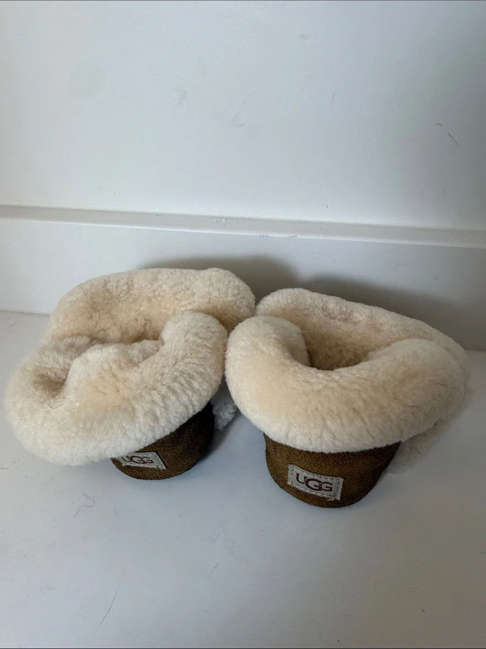 UGG Toddler Lassen Slippers in Chestnut with Cream Shearling - Size 04/05 Months